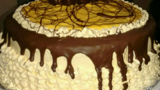 Bolo de chocolate com mousse de maracujá e cobertura de chocolate