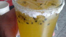 Caipirinha de limão e maracujá