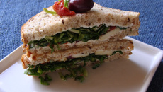 Sanduíche frio de rúcula e tomate seco da ABIMA