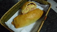 Pão caseiro recheado com queijo