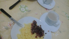 Cuscuz com carne de sol e café com leite