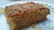 Bolo de cenoura com canela e passas