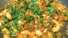 Camarão com quiabo ao leite de coco