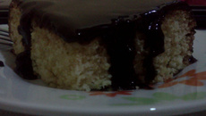 Bolo prático de laranja com calda de chocolate