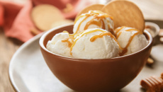 Sorvete de creme com calda quente de banana