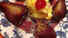 Pêras ao vinho com sorvete de creme