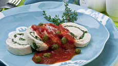 Rodelas de Frango recheadas com Espinafre, Alcaparras e Queijo Cottage ao Salsaretti Clásico