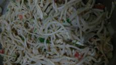 Macarrão com frango e ervilhas