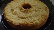 Bolo cremoso de aipim com coco