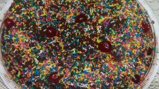 Bolo de chocolate com recheio de ameixa