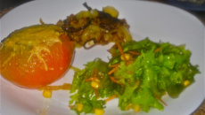 Tomates recheados em cama de cebolas