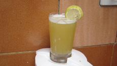 Suco exótico de abacaxi