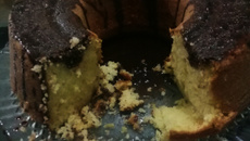 Bolo de bergamota com calda de chocolate