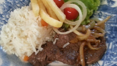 Bife acebolado com mostarda