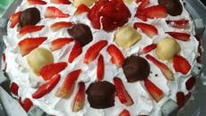 Bolo de chocolate com morangos