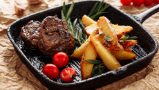 Batatas rústicas com cenoura assada e temperada e carne