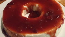 Pudim de queijo com calda de goiabada