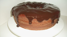 Bolo de chocolate com cobertura