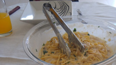 Macarrão fácil à carbonara com molho branco e majericão