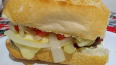 Sanduíche de calabresa