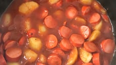 Batata ao molho de salsicha