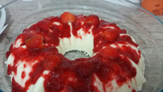 Manjar de liquidificador com calda de morango