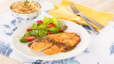 Tilápia grelhada com tomilho e purê de maçã assada