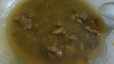 Caldo de lentilha com carne e limão