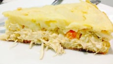 Torta de frango com creme de leite e mussarela