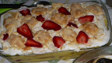 Pavê de morango com biscoito folhado
