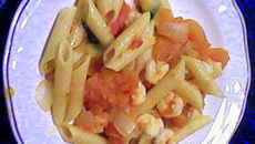 Penne ao molho de tomates com camarão
