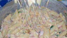 Macarrão com creme de leite e presunto