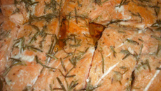 Salmão assado com molho de maracujá