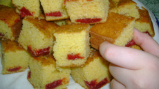 Bolo de fubá com goiabada