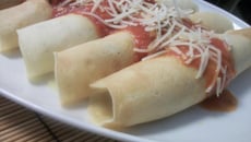 Panqueca com recheio de carne moída e mussarela