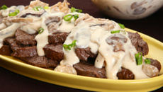 Carne com molho de três cogumelos