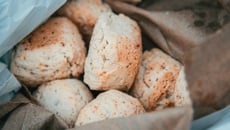 Pãozinho salgado de farinha de mandioca (sem glúten/lactose)