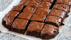Bolo de chocolate de micro-ondas, sem batedeira e molhadinho: tão fácil que até criança faz