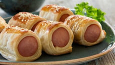 Enroladinho de salsicha com massa de pastel na airfryer, lanche rápido que as crianças amam