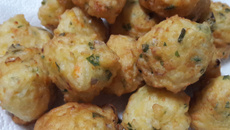 Bolinho de arroz com queijo e creme de leite