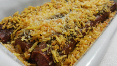 Cachorro quente rústico no prato