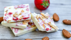 Barra de leite em pó com frutas ou nozes, proteica e de poucos ingredientes