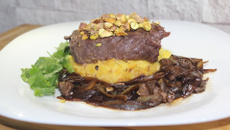Filé mignon com purê de mandioquinha, cebola caramelizada no shoyu e pistache