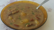 Sopa de mandioca com costela na pressão