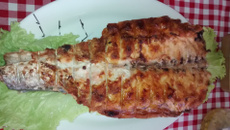 Tainha na brasa com molho de laranja, mostarda e mel