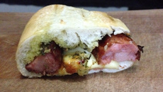 Salsipão gourmet (pão com salsichão)