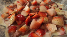 Doce de chocolate com morango
