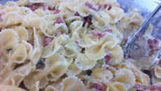 Massa ao molho de gorgonzola com calabresa