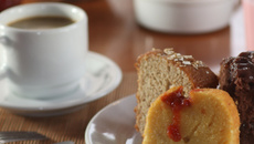 Bolo de fubá com goiabada