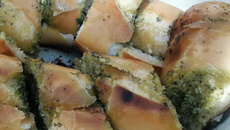 O famoso pão de alho para churrasco